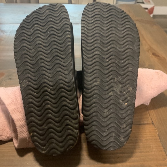 Joe boxer women’s slides size 7.5. Great condition and very comfortable. - Picture 3 of 3